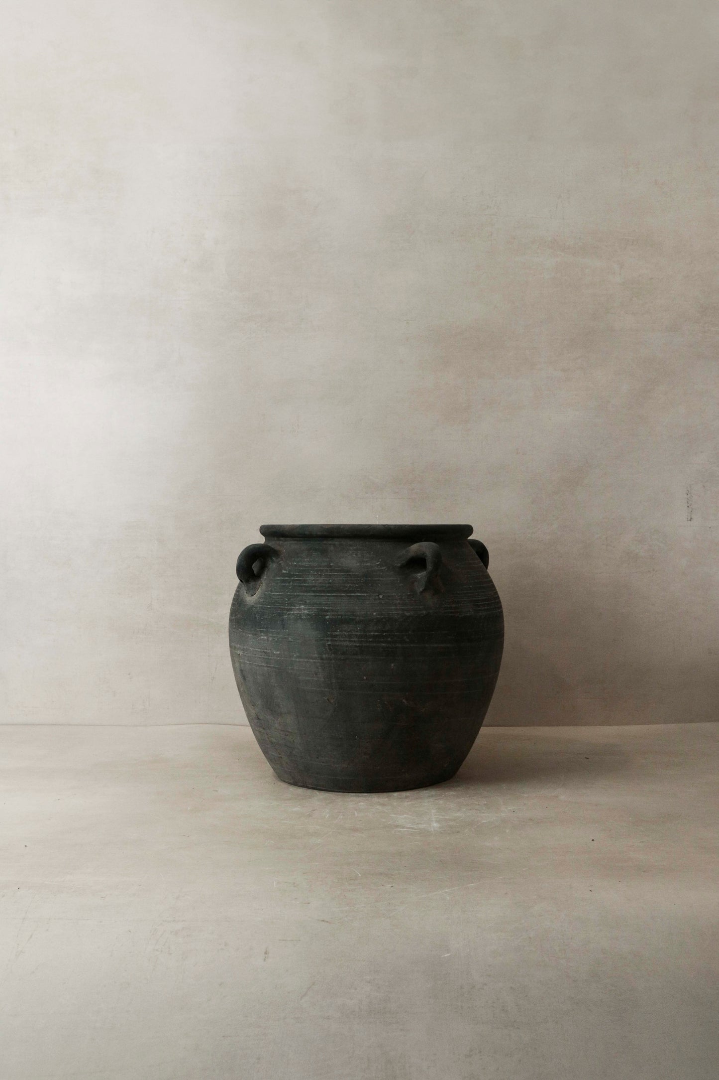 Vintage Dark pot with ears - E4.1