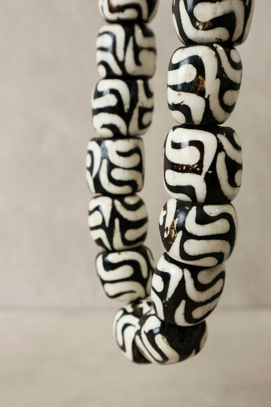Kenya Beads Necklace - Flat beads black/white - 80.3