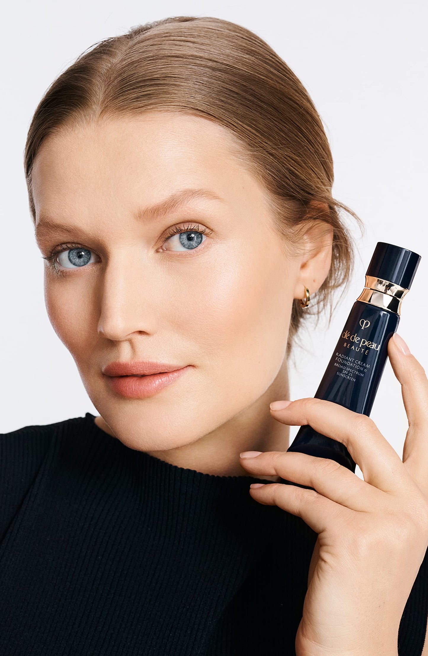 Clé de Peau Beauté Radiant Cream Foundation SPF 25 I10 – Skincare-Infused Coverage