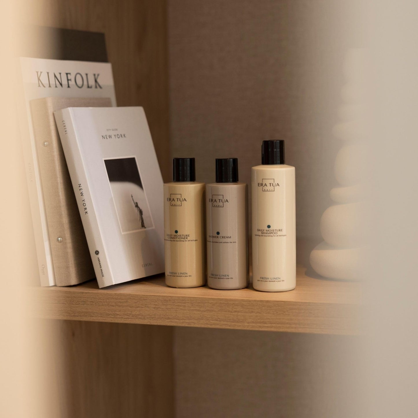 ERA TUA Fresh Linen Daily Moisture Shampoo | Dutch Made Hydration for Dry & Damaged Hair | Bergamot Jasmine & Rose | 250 ml