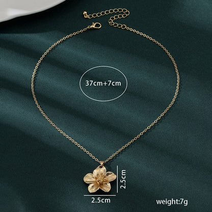 Retro Gold Flower Pendant Necklace