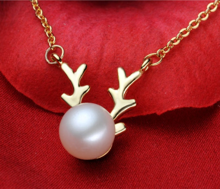 Small Elk Pearl Pendant Necklace