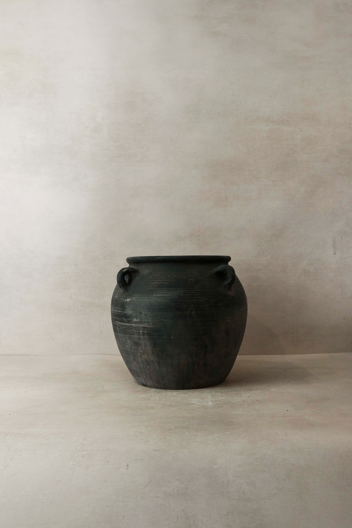 Vintage Dark pot with ears - E4.1