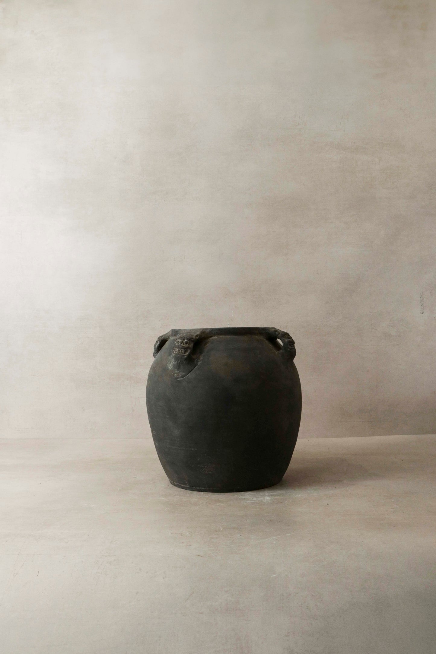 Vintage Lion Ears Dark Pot - De4.2