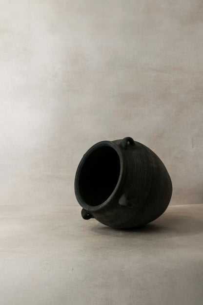 Vintage Dark pot with ears - E4.1