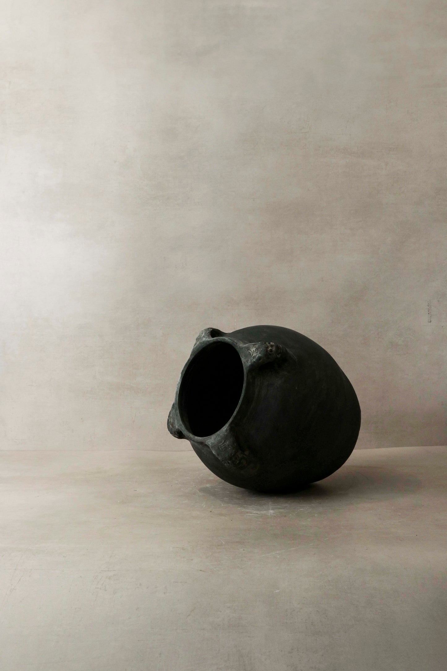 Vintage Lion Ears Dark Pot - De4.1