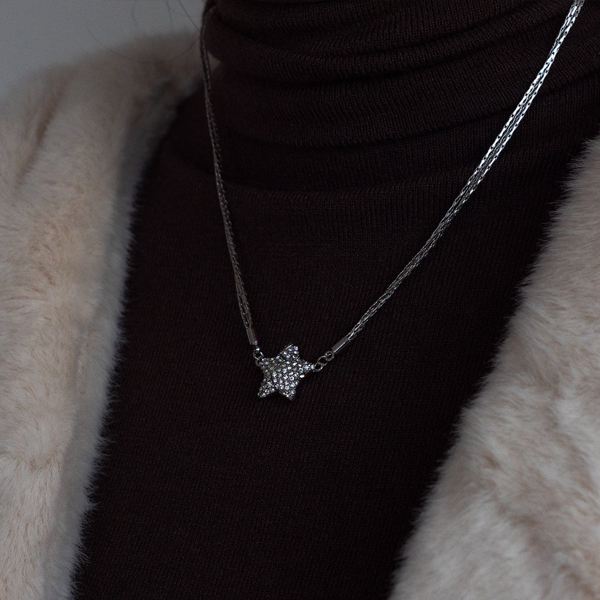 Magnetic Five-Pointed Star Necklace with Rhinestones