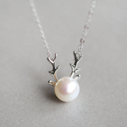 Small Elk Pearl Pendant Necklace