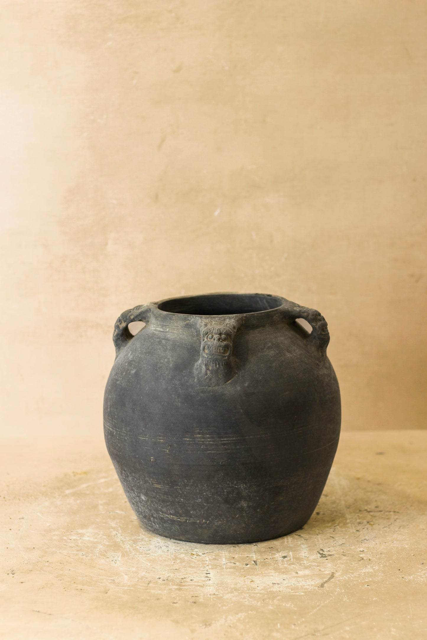 Vintage Lion Ears Dark Pot - De4.11