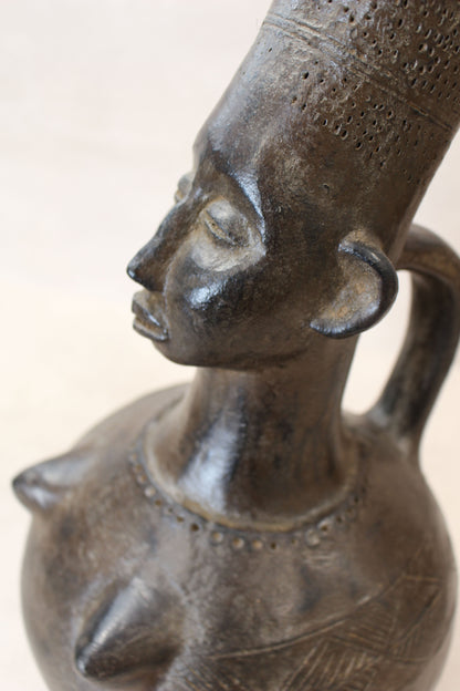Mangbetu figural clay pot 01