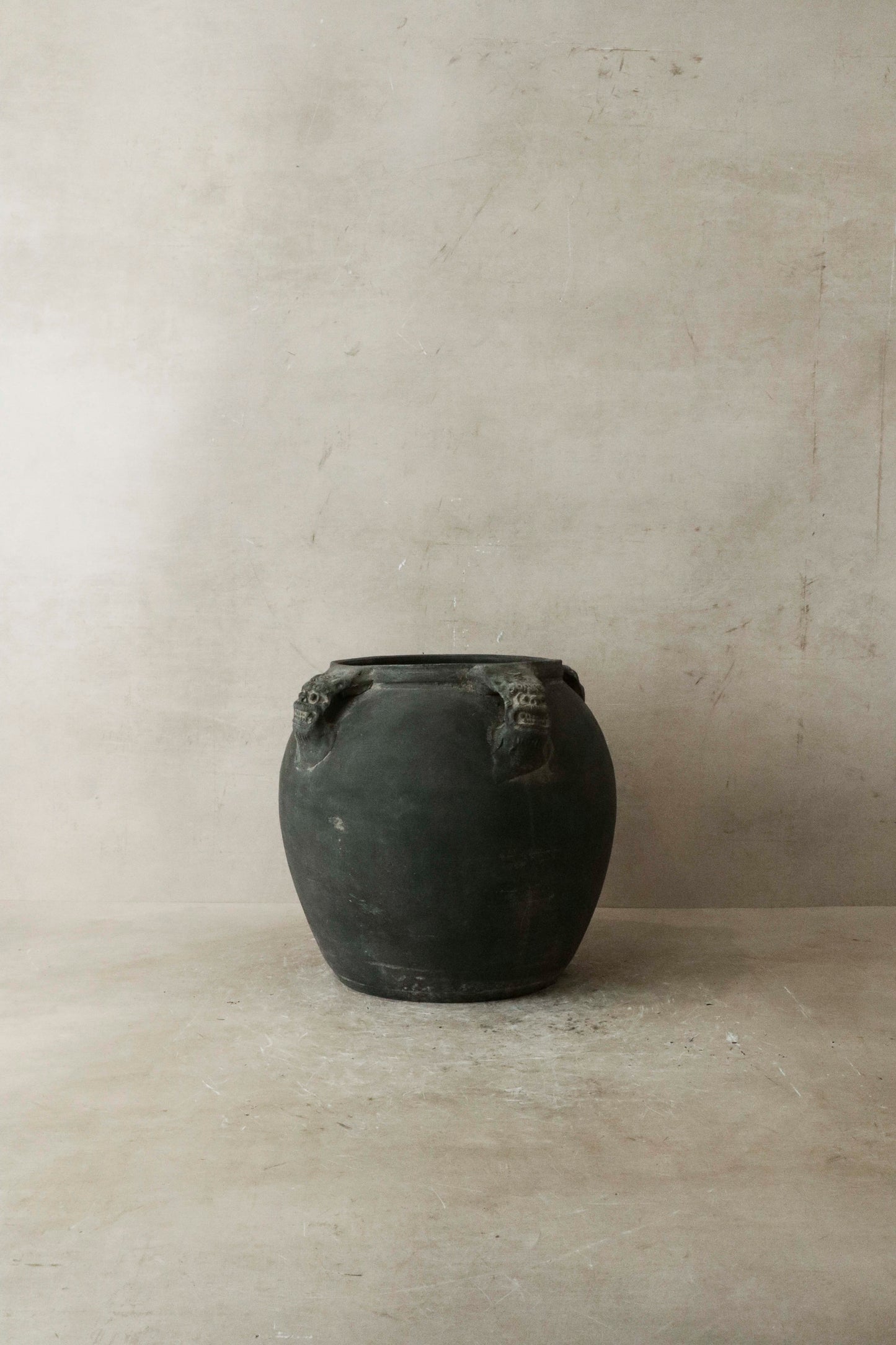 Vintage Lion Ears Dark Pot - De4.4