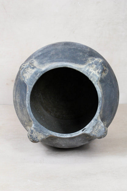 Vintage Lion Ears Dark Pot - DE.17