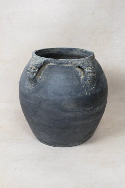 Vintage Lion Ears Dark Pot - DE.29