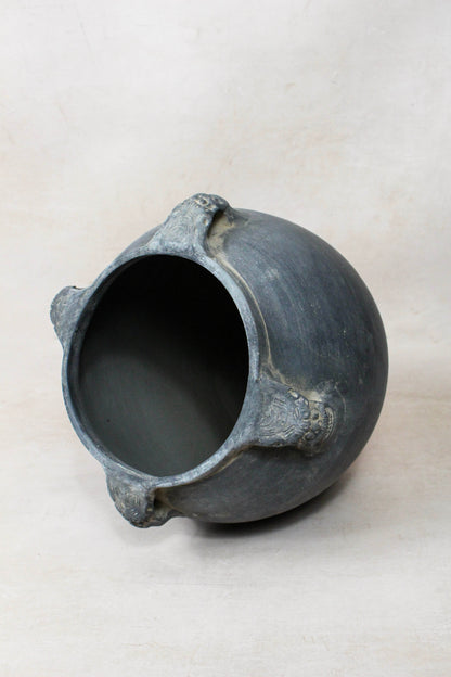 Vintage Lion Ears Dark Pot - DE.29