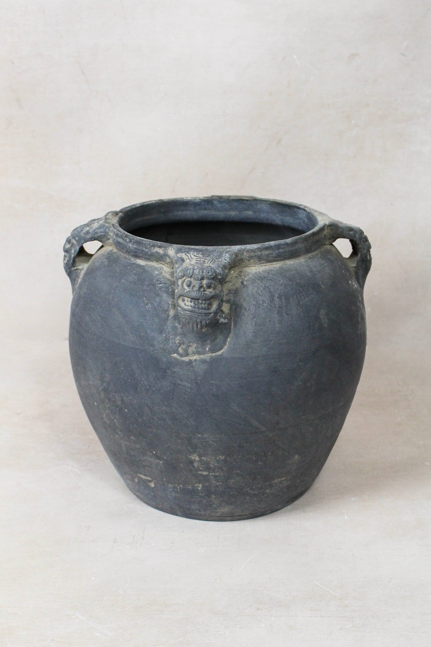 Vintage Lion Ears Dark Pot - DE.30