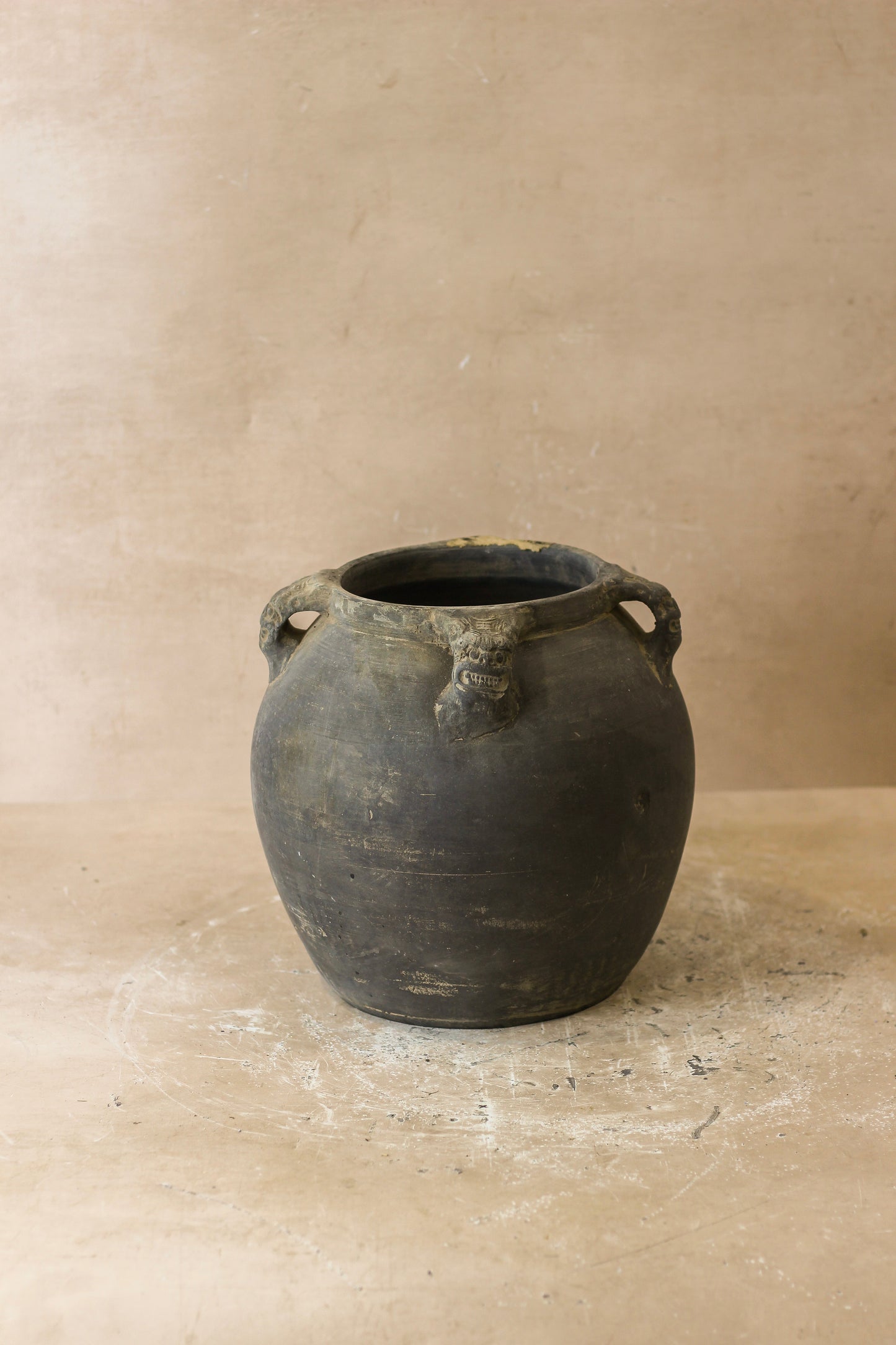 Vintage Lion Ears Dark Pot - De4.7