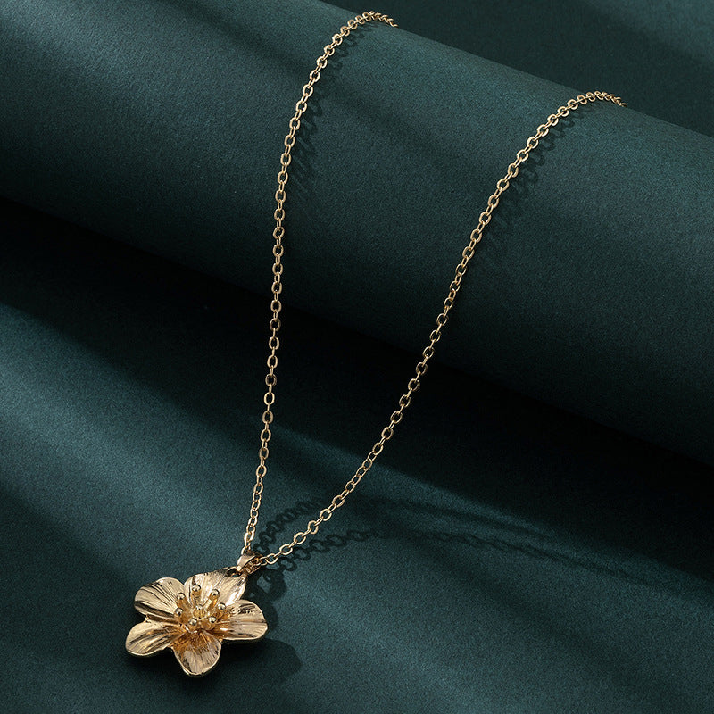 Retro Gold Flower Pendant Necklace