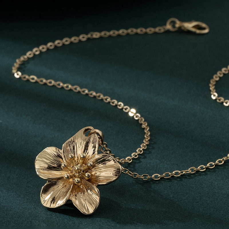 Retro Gold Flower Pendant Necklace