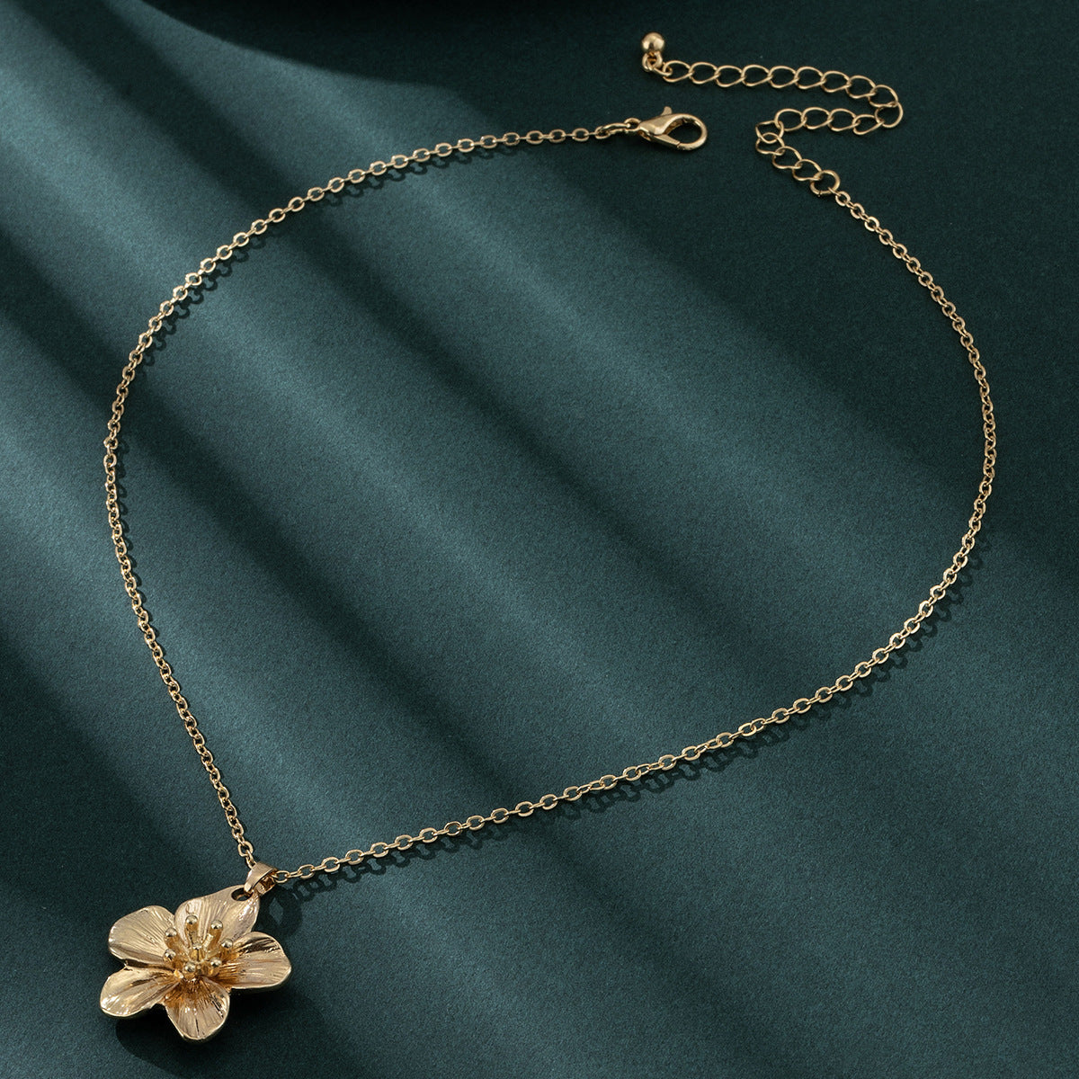 Retro Gold Flower Pendant Necklace