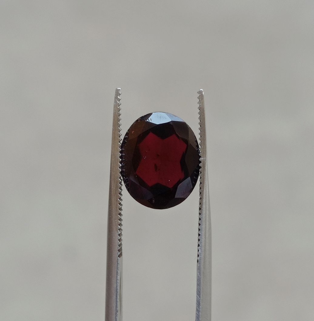4.6ct Rhodolite Garnet - Natural Faceted Rhodolite Garnet - Symbolizing Love, Strength, and Inspiration - 12x10x4mm
