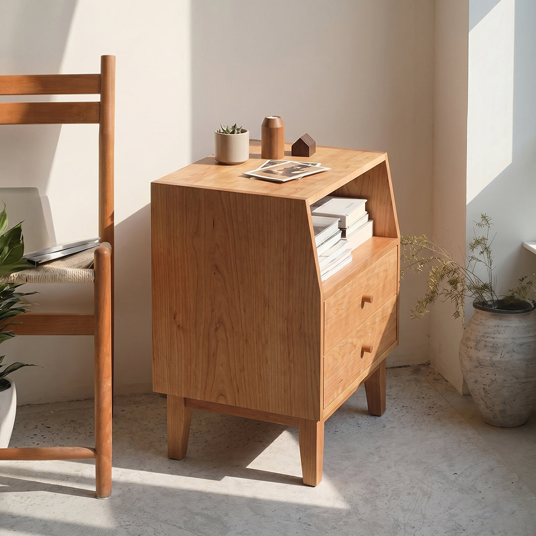 I09 Bedside Table