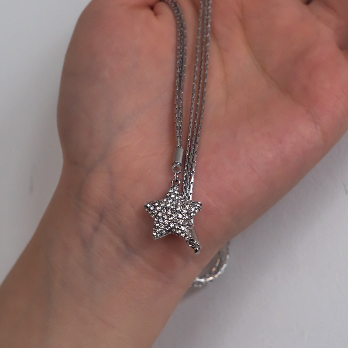 Magnetic Five-Pointed Star Necklace with Rhinestones