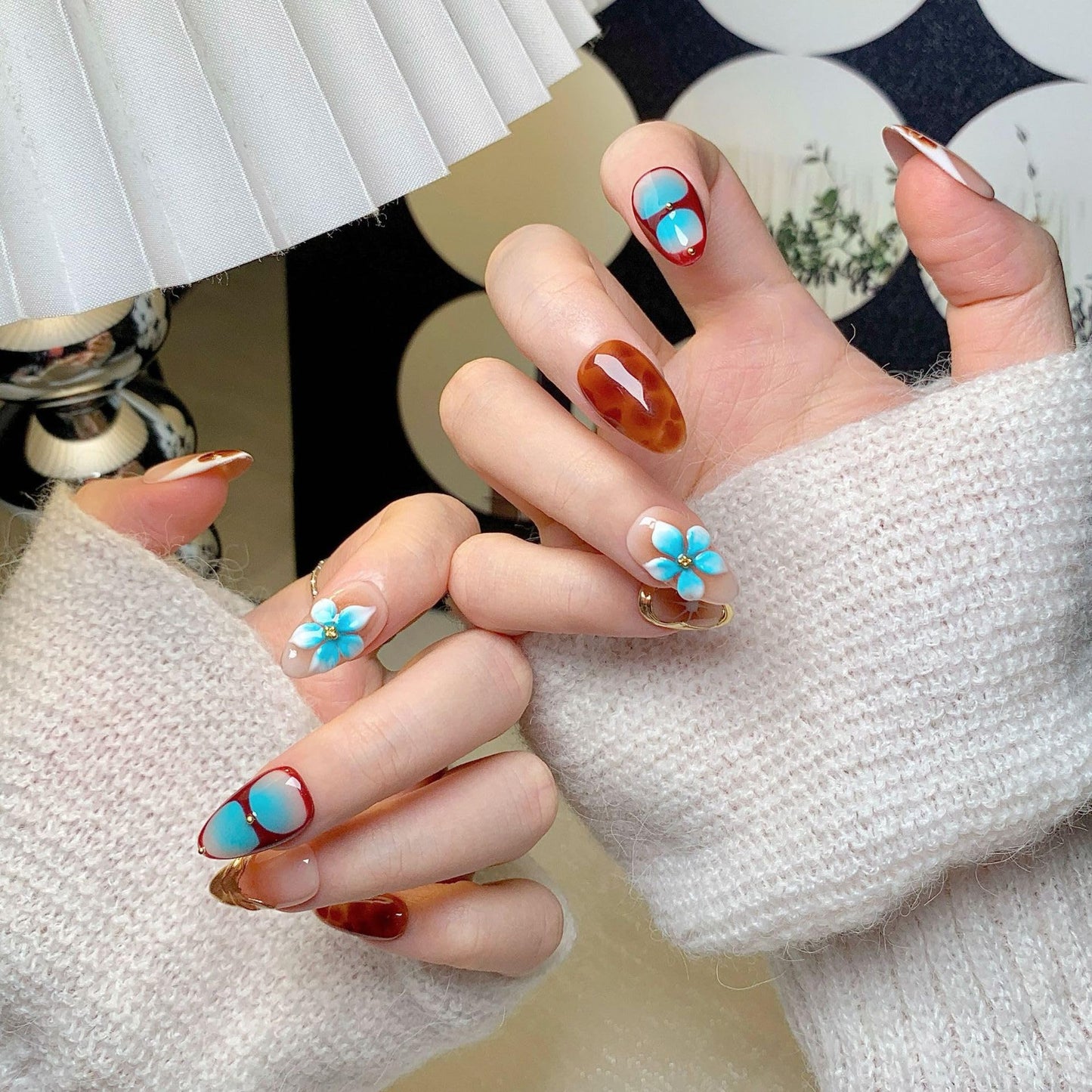 CTTHNBD Medium Press on Nails Almond – Flower Gold Line, Ombre Brown