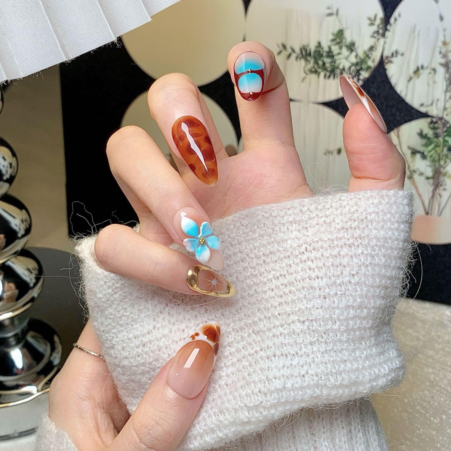 CTTHNBD Medium Press on Nails Almond – Flower Gold Line, Ombre Brown