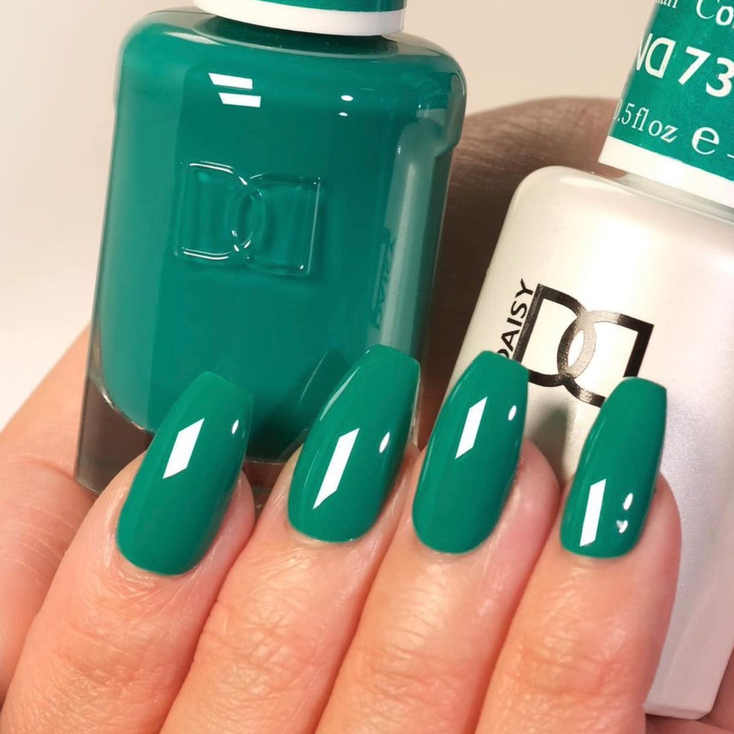 DAISY DND Gel Polish Set – Cosmopolitan 735 Jade Green (0.5 Fl Oz) Duo