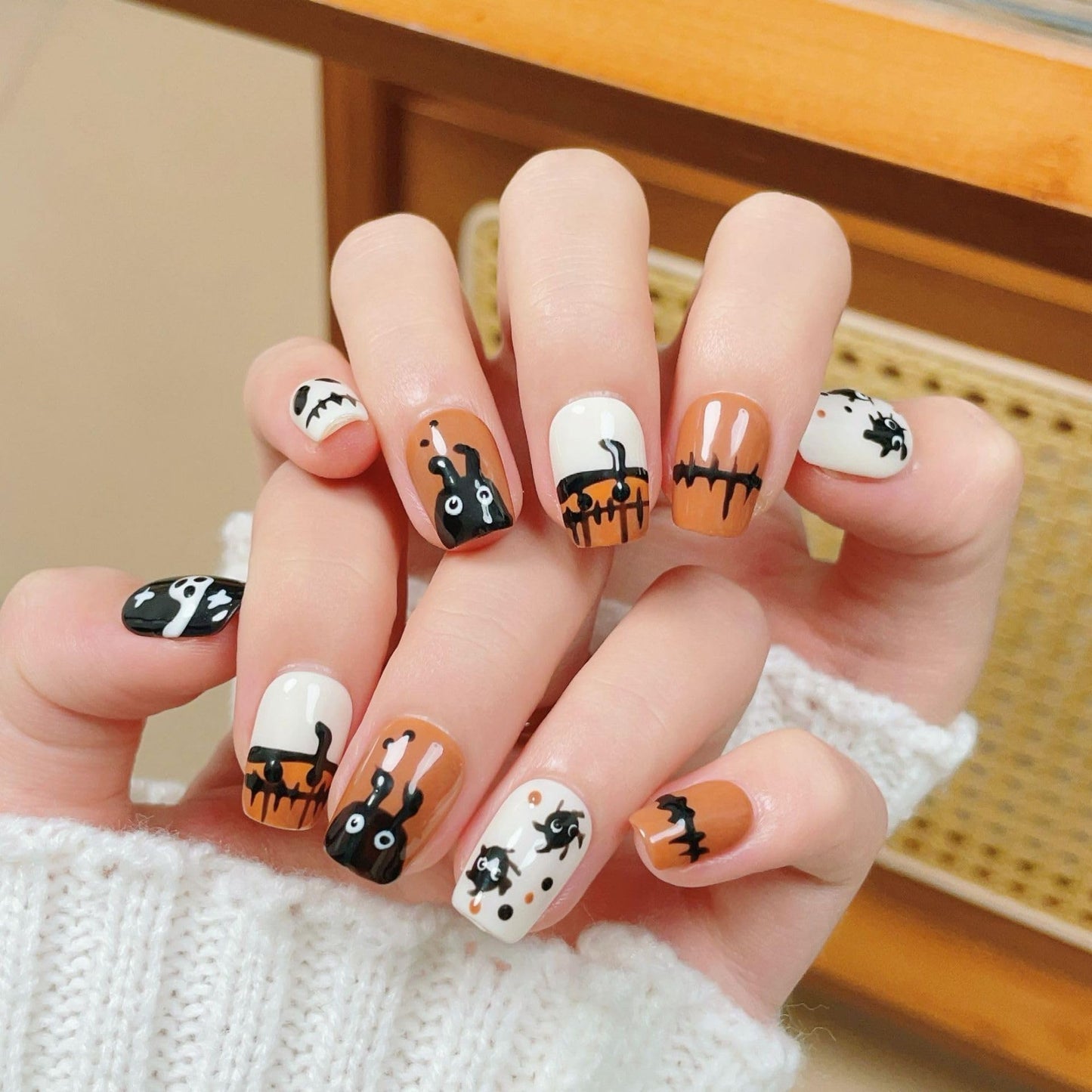 GLORS Halloween Press On Nails – 10-Piece Short Square Set in Orange & Black