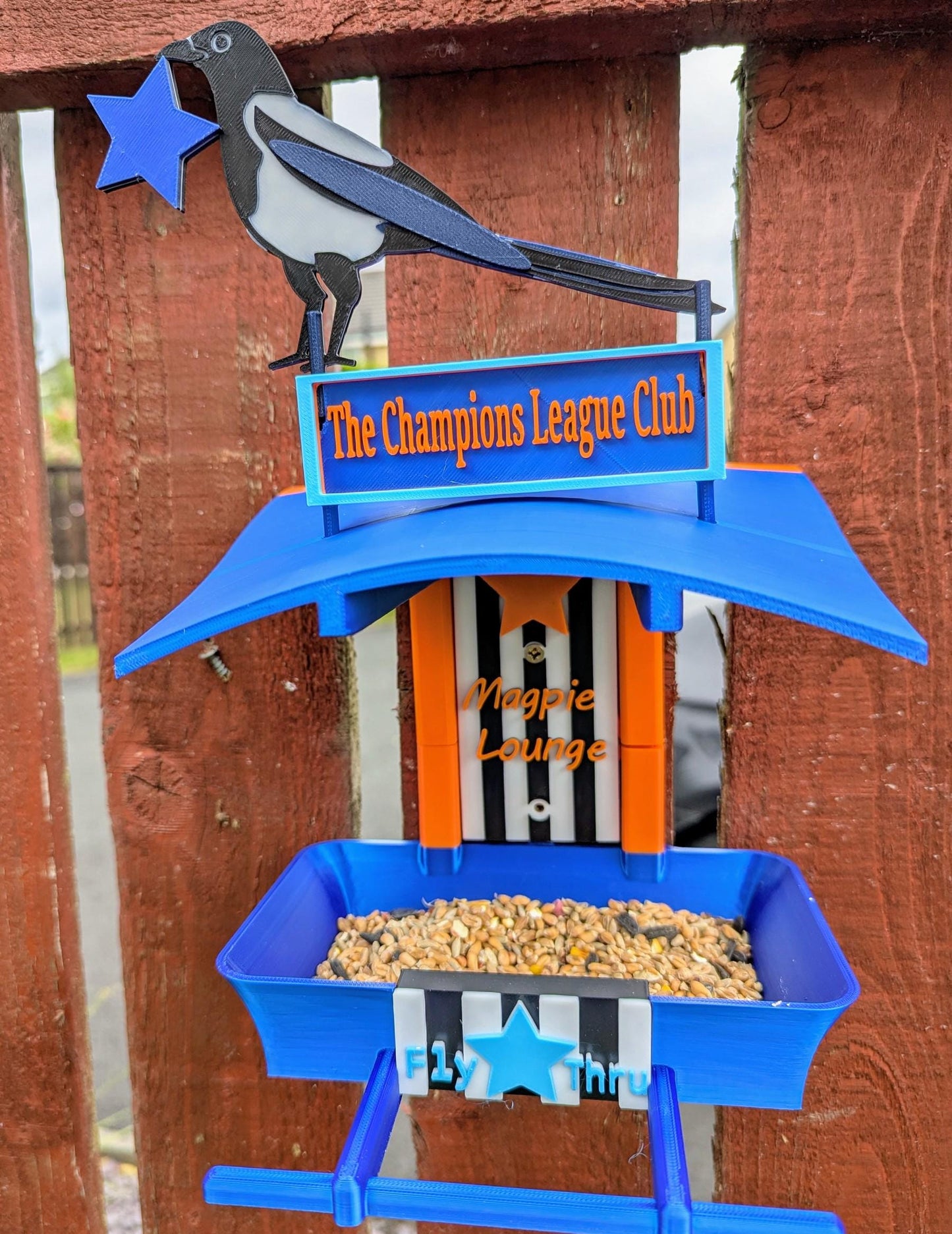 Newcastle United Garden Bird Feeding Station -  NUFC champions league edition Garden Decor and Wild Bird Food Feeder Toon Army Gift for Fan