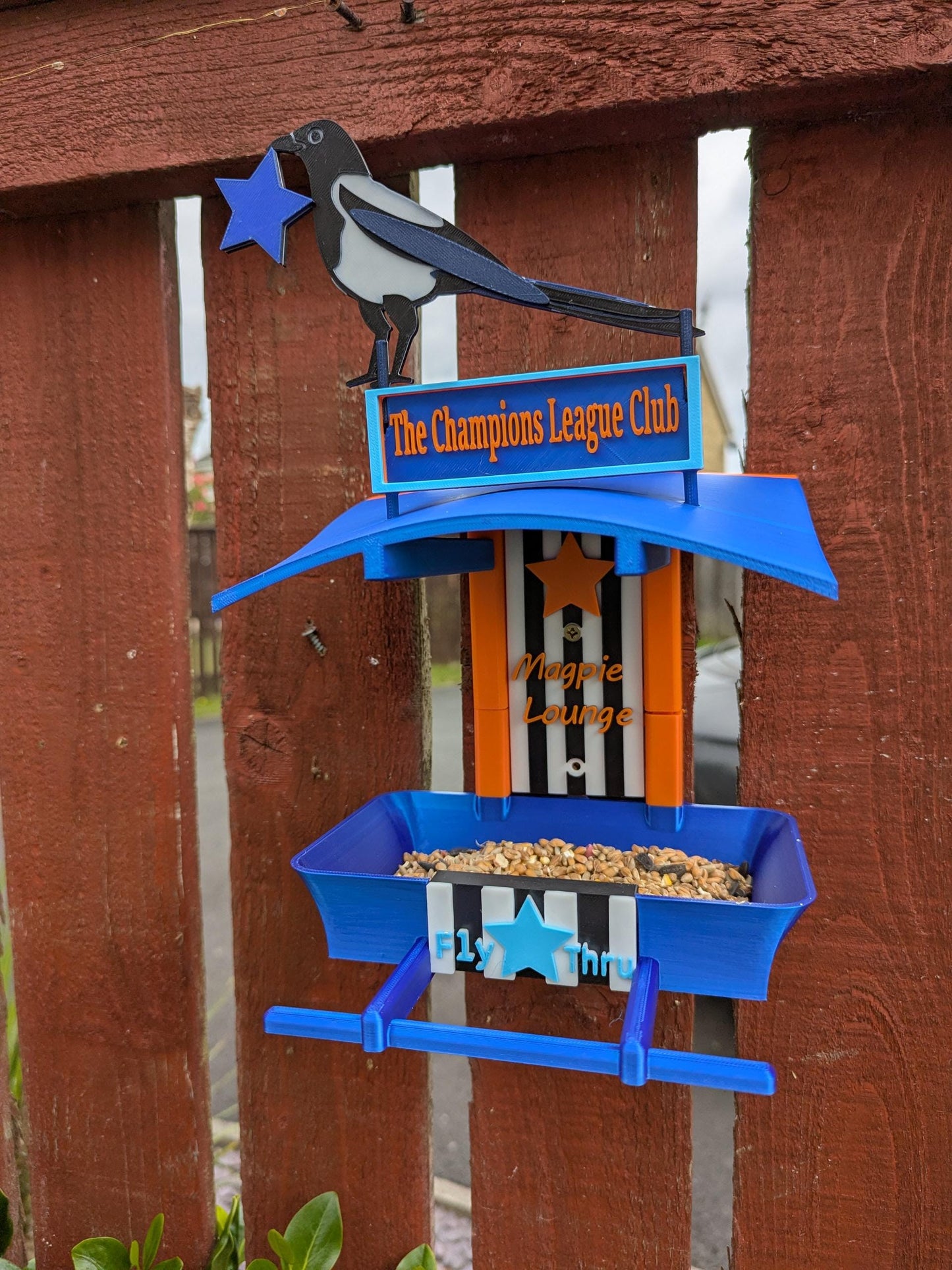 Newcastle United Garden Bird Feeding Station -  NUFC champions league edition Garden Decor and Wild Bird Food Feeder Toon Army Gift for Fan