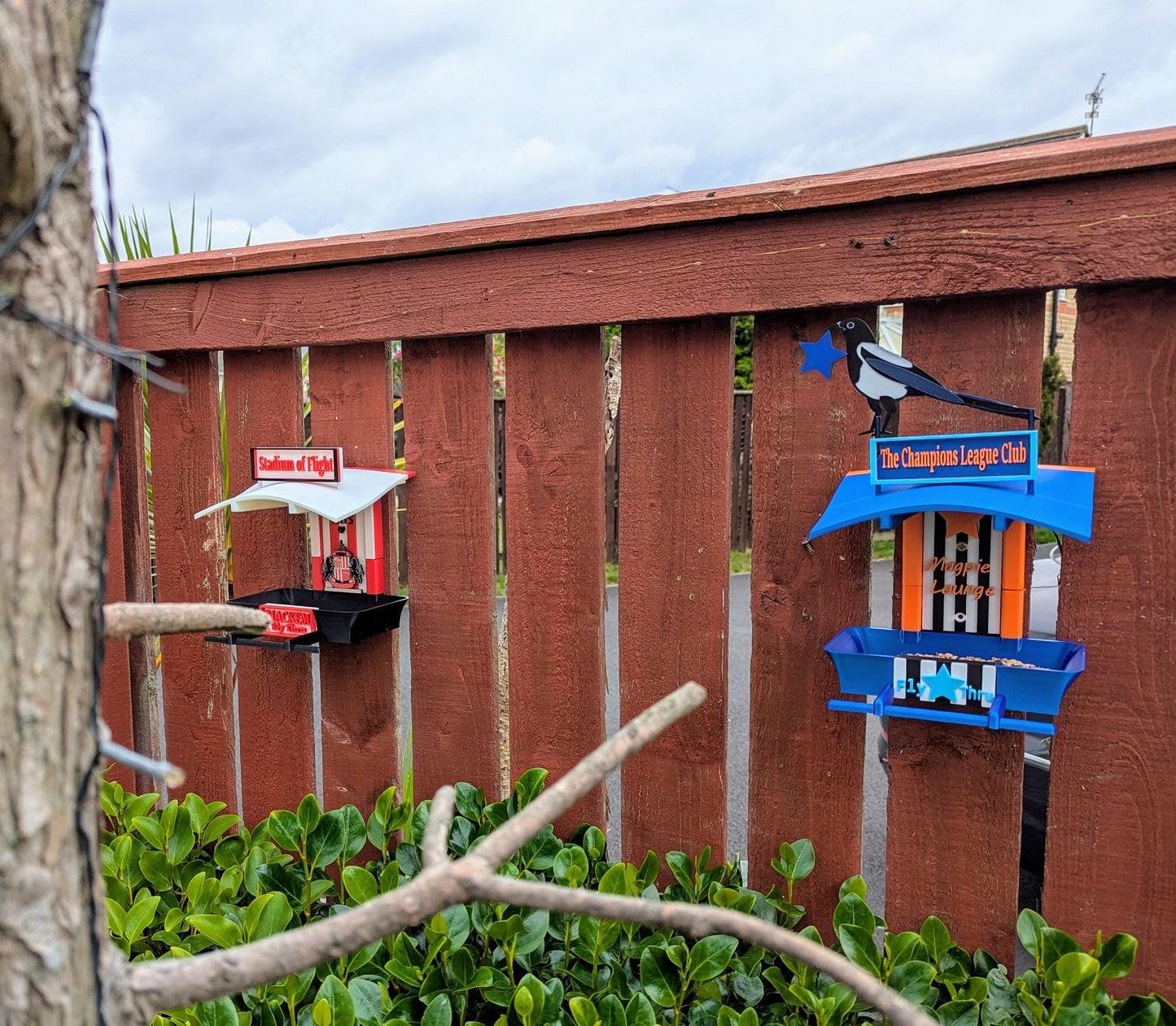 Newcastle United Garden Bird Feeding Station -  NUFC champions league edition Garden Decor and Wild Bird Food Feeder Toon Army Gift for Fan