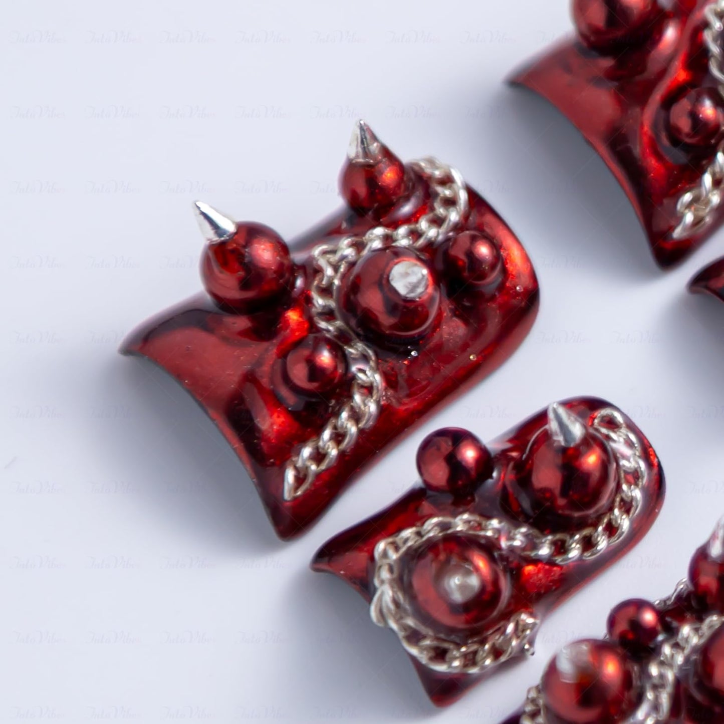 IntoVibes 10-Piece Luxury Duck-Shape Short Press-On Nails – Red, Rivets & Chains