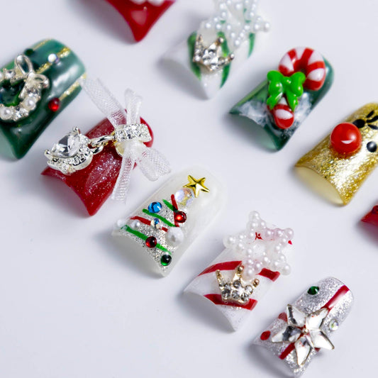 IntoVibes 10-Piece Red & Green Christmas Luxury Acrylic Press-On Nails – Short Duck Shape, Reusable