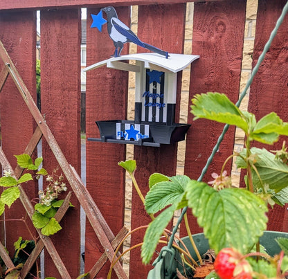 Newcastle United Garden Bird Feeding Station -  NUFC champions league edition Garden Decor and Wild Bird Food Feeder Toon Army Gift for Fan