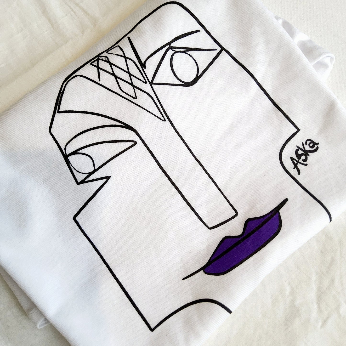 WONDERFULLY MADE TO BE EXTRA - PURPLE LIP ON WHITE ECO TEE-SHIRT